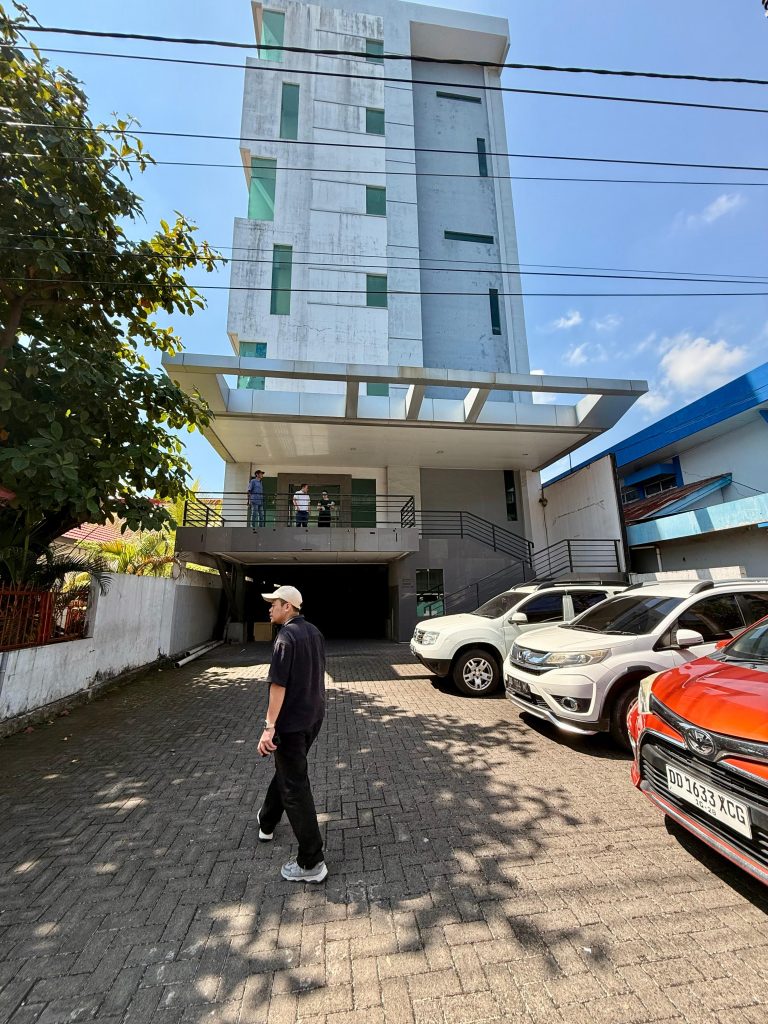 Disewakan – Gedung ex Bank Papua, Kota Makassar.